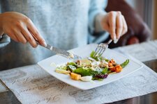 Eat-Slowly-to-Lose-Weight.jpg